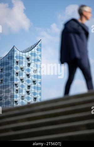 Silhouetten von Menschen auf der Hafenpromenade vor der Elbphilharmonie, Hamburg Stockfoto