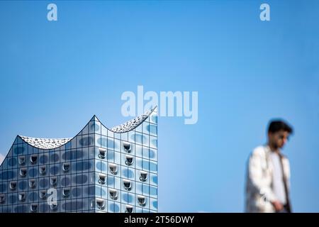 Silhouetten von Menschen auf der Hafenpromenade vor der Elbphilharmonie, Hamburg Stockfoto