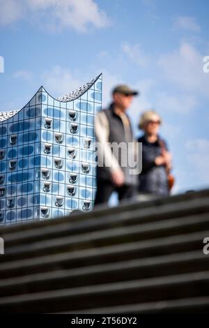 Silhouetten von Menschen auf der Hafenpromenade vor der Elbphilharmonie, Hamburg Stockfoto