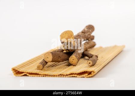 Ein Haufen Lakritzwurzeln ist isoliert auf weißem Hintergrund Stockfoto