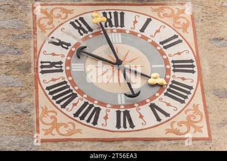 ALBIONS, ITALIEN - 2. SEPTEMBER 2020: Die vor kurzem restaurierte Uhr vor dem Glockenturm der Kirche der Stadt gemalt. Stockfoto