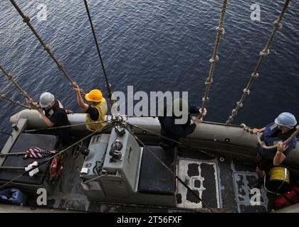 RHIB, Royal Australian Navy Adelaide-Klasse Lenkraketen Fregatte HMAS Darwin (FFG 04), Talisman Saber 2011, Timor Sea, U.S. Navy, USS Cowpens (CG 63) Stockfoto