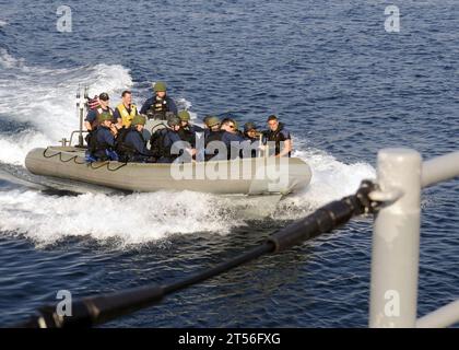 RHIB, Royal Australian Navy Adelaide-Klasse Lenkraketen Fregatte HMAS Darwin (FFG 04), Talisman Saber 2011, Timor Sea, U.S. Navy, USS Cowpens (CG 63) Stockfoto