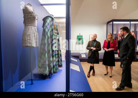 Die Kabinettssekretärin für soziale Gerechtigkeit Shirley-Anne Somerville sieht die Tartan-Ausstellung vor der Veröffentlichung des sechsten Papiers in der Serie Building A New Scotland auf der V&A in Dundee. Die Minister empfangen einen Empfang, um die Vorschläge des Papiers mit den Akteuren der Migrations- und Asylpolitik zu erörtern. Bilddatum: Freitag, 3. November 2023. Stockfoto