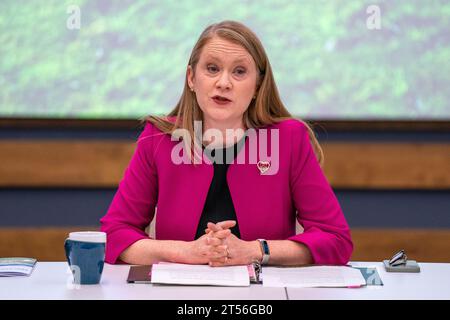 Die Kabinettssekretärin für soziale Gerechtigkeit Shirley-Anne Somerville sieht die Tartan-Ausstellung vor der Veröffentlichung des sechsten Papiers in der Serie Building A New Scotland auf der V&A in Dundee. Die Minister empfangen einen Empfang, um die Vorschläge des Papiers mit den Akteuren der Migrations- und Asylpolitik zu erörtern. Bilddatum: Freitag, 3. November 2023. Stockfoto