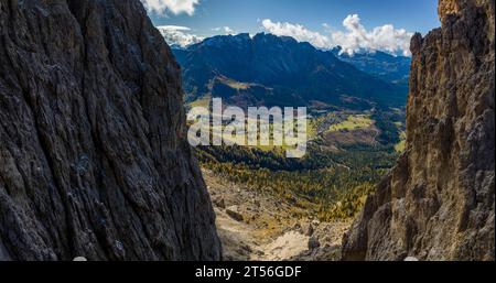 Blick durch den Passo del Vajolon im Rosengarten über Latemar, Karersee, Dolomiten, Südtirol, Italien Stockfoto