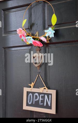 Das offene Schild hängt an der Tür Stockfoto