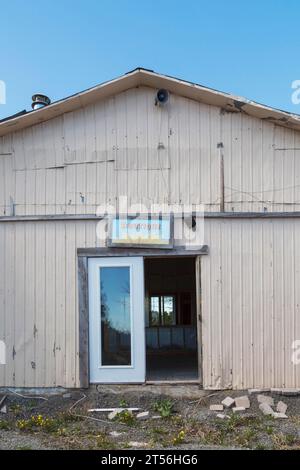 Seiteneingang an teilweise abgerissenem Holzdielen- und Blechgebäude, Quebec, Kanada Stockfoto