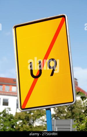 Verkehrsschilderumleitung storniert, durchgestrichen, Deutschland Stockfoto