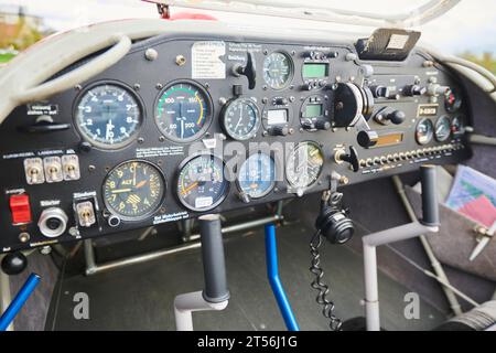 Cockpit eines Leichtflugzeugs auf einem Flugplatz in Neumarkt in der Oberpfalz, Bayern Stockfoto