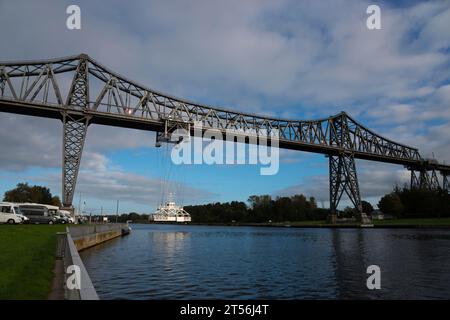 Pendelfähre, Rendsburger Eisenbahnhochbrücke über den Kieler Kanal, Rendsburg, Schleswig-Holstein, Deutschland Stockfoto