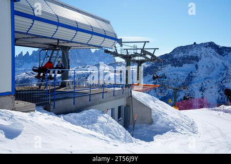 Sessellift Ski, Skigebiet Passo San Pellegrino-Falcade, Tre Valli, Pala Gruppe, Dolomite Gruppe, Provinzen Belluno, Falcade, Belluno, Italien Stockfoto