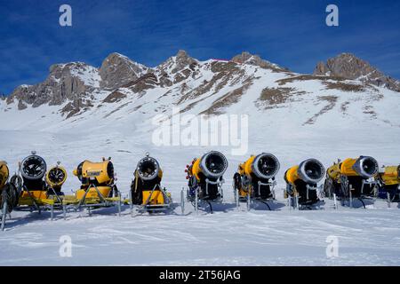 Schneekanonen, Skigebiet Passo San Pellegrino-Falcade, Tre Valli, Pala-Gruppe, Dolomitengruppe, Provinzen Belluno, Falcade, Belluno, Italien Stockfoto