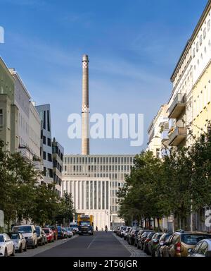 Fabrikschornstein hinter dem BND-Hauptquartier, Chausseestraße, Berlin, Deutschland Stockfoto