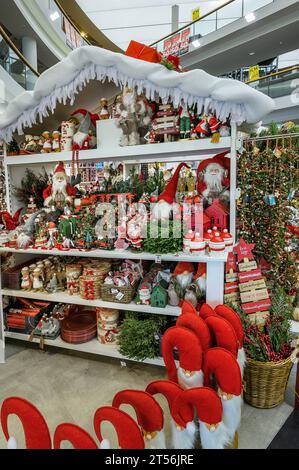 Weihnachtsdekoration, Kitschartikel in einem Möbelgeschäft, Bayern, Deutschland Stockfoto