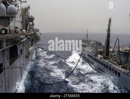 Das amphibische Sturmschiff USS Bataan (LHD 5) nimmt während einer Replenishment at Sea (RAS) Treibstoff vom Schnelltanker RFA Wave Knight (A 389) auf Stockfoto