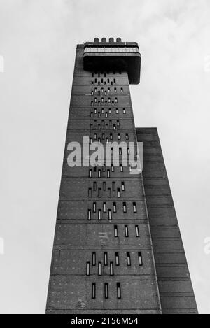 Trellick Tower, ein denkmalgeschützter Turm in North Kensington. 1972 eröffnet und im brutalistischen Stil vom Architekten Ernő Goldfinger, L Stockfoto