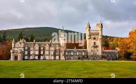 Balmoral Estates Crathie Scotland ein Blick auf die Burg und Bäume im Herbst mit Farben in den Blättern Stockfoto