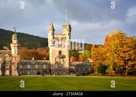 Balmoral Estates Crathie Scotland ein Blick auf die Herbstsonne des Schlosses mit Farben in den Bäumen und Blättern Stockfoto