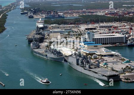 Das amphibische Dock-Landungsschiff USS Gunston Hall (LSD 44), das amphibische Transportdock USS Ponce (LPD15) und das amphibische Angriffsschiff USS Kearsarge (LHD 3) im Hafen für die Fleet Week 2007 in Fort Lauderdale, Fla., gelenkter Raketenzerstörer USS Forest Sherman (DDG 98), Port Everglades Stockfoto