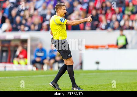 Freiburg, Deutschland. Oktober 2023. firo: 21. Oktober 2023, Fußball, 1. Liga, 1. Bundesliga, Saison 2023/2024, SC Freiburg - VfL Bochum Schiedsrichter Tobias Reichel Daumen hoch, Geste, gestikuliert, Geste, Credit: dpa/Alamy Live News Stockfoto