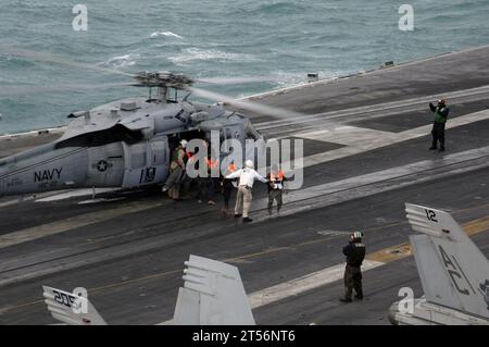 Schnelles Kampfunterstützungsschiff USNS Arctic (T-AOE 8), Flugdeck, Helicopter Sea Combat Squadron (HSC) 22, Maritime Security Operations, nuklearbetriebener Flugzeugträger der Nimitz-Klasse USS Harry S. Truman (CVN 75), Persischer Golf, Sea Knights, sieben Schiffbrüchige, SH-60S Seahawk Stockfoto