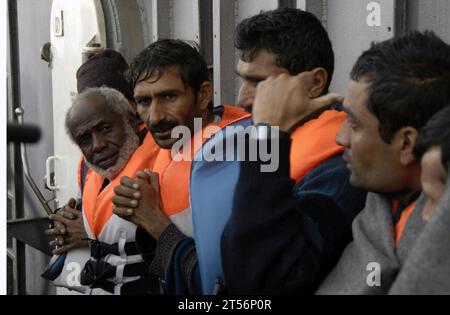 Schnelles Kampfunterstützungsschiff USNS Arctic (T-AOE 8), Flugdeck, Helicopter Sea Combat Squadron (HSC) 22, Maritime Security Operations, nuklearbetriebener Flugzeugträger der Nimitz-Klasse USS Harry S. Truman (CVN 75), Persischer Golf, Sea Knights, sieben Schiffbrüchige, SH-60S Seahawk Stockfoto