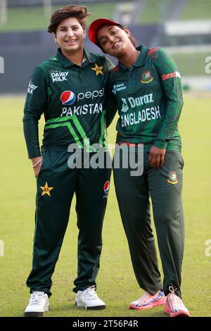 Die Kapitäne Bangladeschs und Pakistans Cricketteam Nigar Sultana Joty (R) und Nida dar (L) besitzen nach der Enthüllung der One Day Praktikantin Fotos Stockfoto