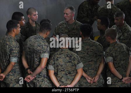 Amphibische, amphibische Ready-Gruppenübungen, Brig. General Mark A. Brilakis, CH-46 Sea Knight Helikopter, CTF 76, Harpers Ferry (LSD 49), Ketsana, LSD 49, Manila, Marine Corps, Marines, Marine, Philippinen humanitäre Hilfe, Seeleute, Taifun, U.S. Navy, USS Harpers Ferry (LSD 49) Stockfoto