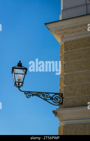 Detail mit einer Laterne, Schloss Schönbrunn und Gärten, Barockschloss aus dem 18. Jahrhundert, Wien, Österreich Stockfoto