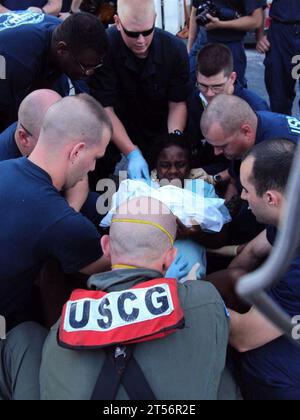 US Navy 1001160000X-001 Eine Hubschrauberbesatzung hilft bei der Entbindung eines Neugeborenen, nachdem eine schwangere Haitianische Frau an Bord der US Coast Guard Cutter Tahoma (WMEC 908).jpg zur Wehen gegangen ist Stockfoto