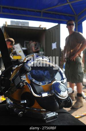 13 Flugzeuge und mehr als 600 Militärangehörige aus Aserbaidschan, Österreich, Belgien, Dänemark, der Joint Expeditionary Base Little Creek Fort Story, Georgien, Deutschland, Griechenland, Moldau, bereiten Sie sich auf eine von vielen gemeinsamen Tauchentwicklungen mit Dänemark und Großbritannien, Sailors of Underwater Construction Team (UCT), Schweden, der Türkei, der Ukraine und den USA vor. Stockfoto