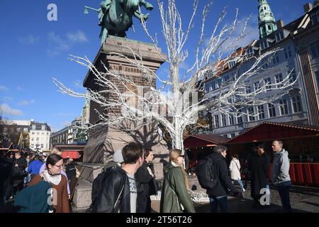 Kopenhagen, Dänemark /03. November 2023/.Besucher am ersten Tag auf dem weihnachtsmarkt auf Hojbro plads in der Innenstadt und Essen, deutscher weihnachtswein Getränke und weihnachtsmann und andere weihnachtsartikel auf dem weihnachtsmarkt in der Hauptstadt. Photo.Francis Joseph Dean/Dean Pictures Stockfoto