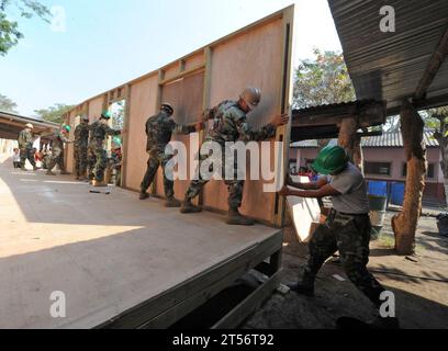 2. Marine Logistics Group, Escuela Justo Rufino Morales Mackarty, guatemaltekische Seeleute, Marines, mobiles Marinebataillon 28, Marine, NMCB-28, Projekt Handschließe, Seeleute, SeaHut, Southeast Asia Hut, Southern Partnership Station 2011, SPS 2011, Subject Matter Expert Exchange, U.S. Navy Stockfoto