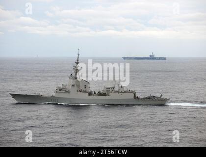 Im Hintergrund. Almirante Juan de Borbon nimmt an einer gemeinsamen Trainingseinheit mit der George H.W. Bush Carrier Strike Group Teil, die spanische Marinefregatte SPS Almirante Juan de Borbon (F 102) ist mit dem Flugzeugträger USS George H.W. Bush (CVN 77) unterwegs Stockfoto