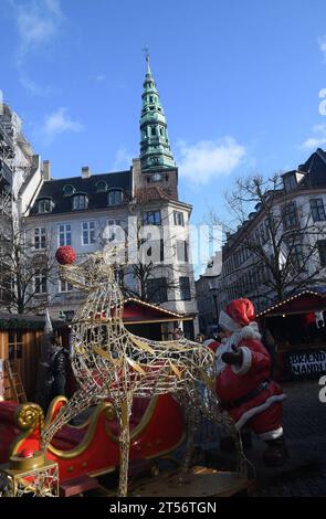 Kopenhagen, Dänemark /03. November 2023/.Besucher am ersten Tag auf dem weihnachtsmarkt auf Hojbro plads in der Innenstadt und Essen, deutscher weihnachtswein, weihnachtsmann und andere weihnachtsartikel auf dem weihnachtsmarkt in der Hauptstadt. Photo.Francis Joseph Dean/Dean Pictures Credit: Imago/Alamy Live News Stockfoto