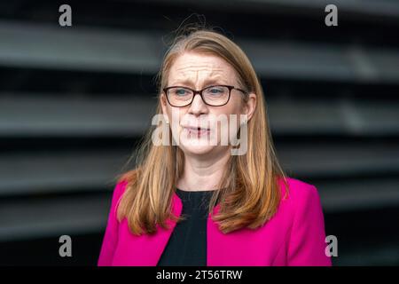 Kabinettssekretärin für soziale Gerechtigkeit Shirley-Anne Somerville bei der Veröffentlichung des sechsten Papiers in der Serie Building A New Scotland bei der V&A in Dundee. Die Minister empfangen einen Empfang, um die Vorschläge des Papiers mit den Akteuren der Migrations- und Asylpolitik zu erörtern. Bilddatum: Freitag, 3. November 2023. Stockfoto