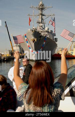 Freunde und Familienmitglieder der US-Navy 111028ZV972-002 begrüßen den Raketenzerstörer USS Howard (DDG 83), als das Schiff zur Marinebasis Sa.jpg zurückkehrt Stockfoto