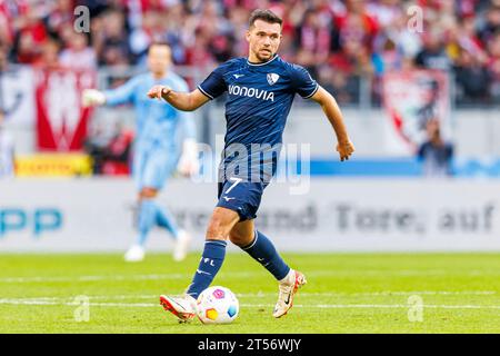 Freiburg, Deutschland. Oktober 2023. firo: 21. Oktober 2023, Fußball, 1. Liga, 1. Bundesliga, Saison 2023/2024, SC Freiburg - VfL Bochum Kevin Stoger (VfL Bochum) Einzelaktion, ganze Figur, Credit: dpa/Alamy Live News Stockfoto