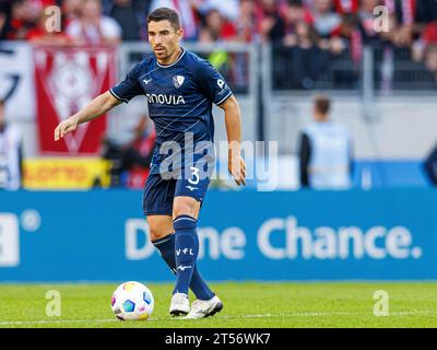 Freiburg, Deutschland. Oktober 2023. firo: 21. Oktober 2023, Fußball, 1. Liga, 1. Bundesliga, Saison 2023/2024, SC Freiburg - VfL Bochum Danilo Soares (VfL Bochum) Einzelaktion, ganze Figur, Credit: dpa/Alamy Live News Stockfoto