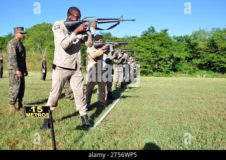 4thFleet, 55th Signal Company, CONMAR, Dominikanische Republik, Expeditionary Security Team (EST), Florida, Hochgeschwindigkeitsschiff (HSV) 2 Swift, HSV 2 Swift, HSV-2 SWIFT, Jacksonville, Maritime Civil Affairs Team (MCAT), Marine Criminal Investigative Service, Marine Criminal Investigatory Services (NCIS), Marinestation Station Mayport, Marine Mobile Construction Bataillon 23, DOMINGO, DOMINGO SEABEES, SOUTHCOM, Southern Partnership Station, Southern Partnership Station 2012, U.S. Marine Corps, U.S. 4th Fleet, U.S. Air Force, U.S. Army, DIE VIERTE US-Flotte (COMUSNAVSO/C4F), die US-Marineeinheiten Southern C Stockfoto