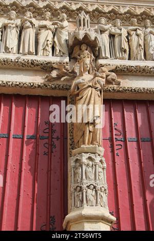 Amiens, Frankreich: Kathedrale Notre Dame d'Amiens. Detail des Trumeaus der Südfassade des Portals, das mit einer Replik der ursprünglichen Goldenen Jungfrau verziert ist. Stockfoto