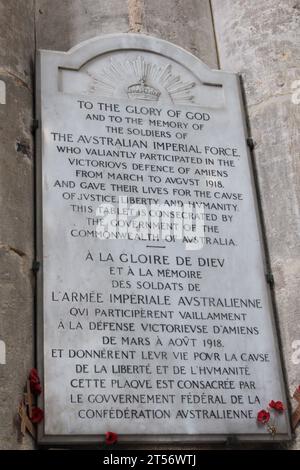 Kathedrale von Amiens, Frankreich, wo unter den Gedenktafeln für die alliierten Streitkräfte des 1. Weltkriegs diese Gedenktafeln für die australische Kaiserlichen Streitkräfte ist. Stockfoto