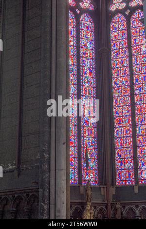 Amiens, Frankreich: Glasmalerei von Jean Gaudin (1933) in der Kapelle des Heiligen Herzens (ehemals St. James) der Kathedrale Notre Dame d'Amiens. Stockfoto