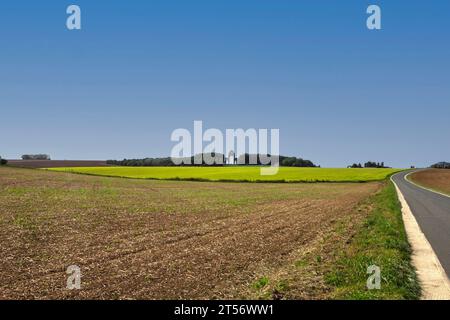 Das Thiepval Memorial für die Gefallenen der Somme, entworfen von Sir Edward Lutyens, steht auf einem Kamm beim Dorf Thiepval in Nordfrankreich. Stockfoto