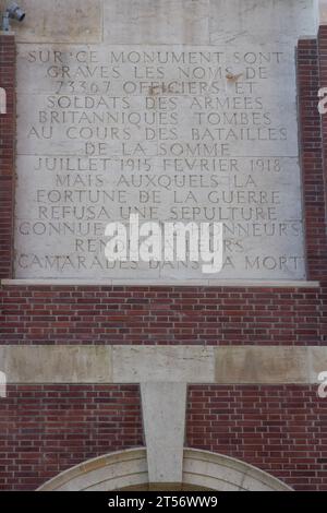 Das von Sir Edward Lutyens entworfene Thiepval Memorial to the Missing of the Somme in Nordfrankreich trägt diesen erläuternden Kupferstich in französischer Sprache. Stockfoto