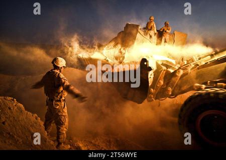 2nd Marine Logistics Group (Forward), 9th Engineer Support Bataillon, 9th ESB, Afghanistan, Camp Leatherneck, Combat Engineers, Aufstandsbekämpfung, Entmilitarisierung, Ingenieure, Feuerwehrbasis Saenz, Provinz Helmand, II MLG, ISAF, Marine Corps, Marine Corps Base Okinawa, Marines, Musa Qalah, NATO, Operation Enduring Freedom, Regionalkommando Südwest, USMC Stockfoto