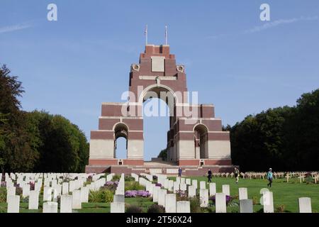 Das Thiepval Memorial to the Missing of the Somme, an dessen Fuß ein kleiner Friedhof ist, der die gleiche Anzahl von Gräbern aus dem Commonwealth und Frankreich enthält. Stockfoto