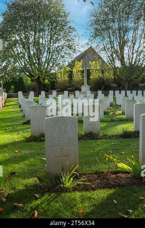 Der britische Friedhof Hermies 1. Weltkrieg und sein großes Kreuz im Dorf Hermies in Nordfrankreich östlich der Schlachtfelder von Somme. Stockfoto