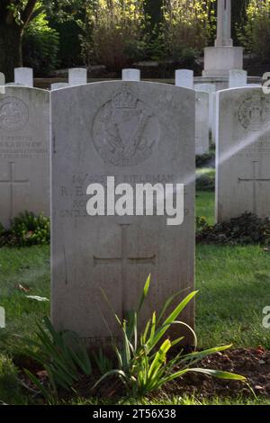 Hermies britischer Friedhof aus dem 1. Weltkrieg in Nordfrankreich, wo ein Sonnenstrahl auf den Grabstein des Fotografen zeigt. Stockfoto